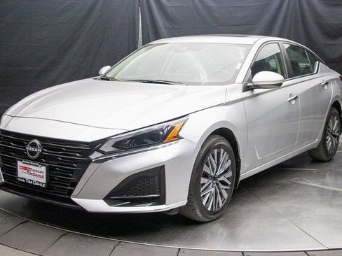 Used 2023 Nissan Altima 2.5 SV w/ SV Premium Package image 6