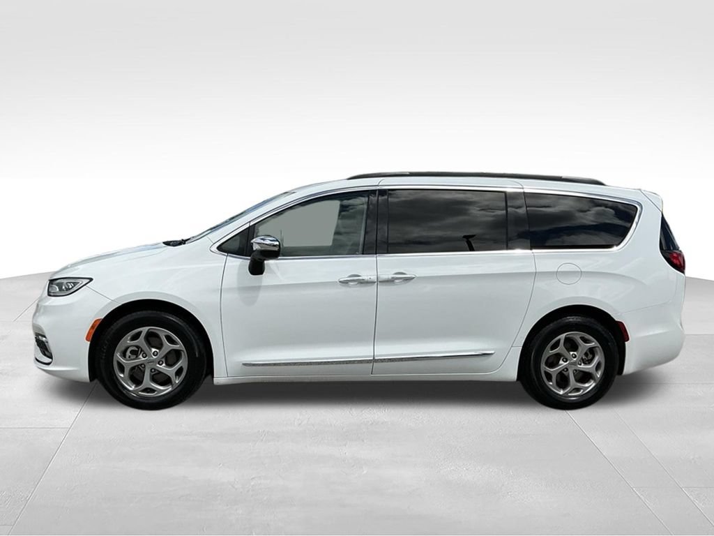 Used 2023 Chrysler Pacifica Limited FWD image 3