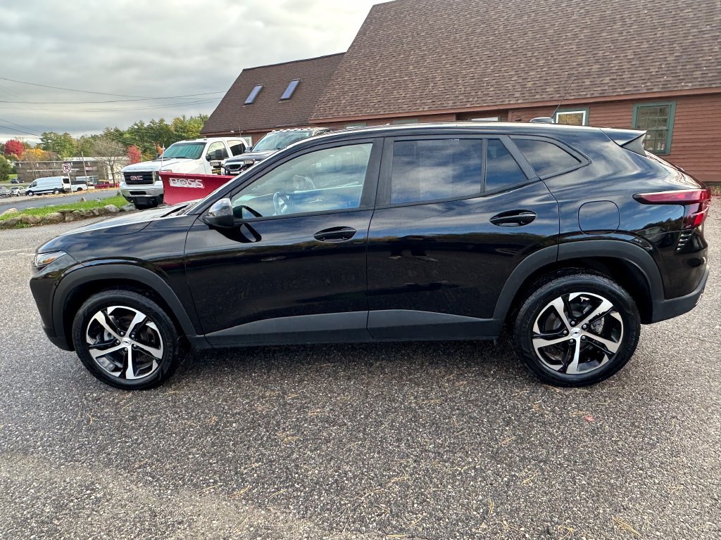 Used 2024 Chevrolet Trax RS w/ Sunroof Package FWD image 2