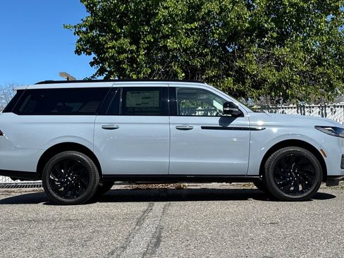 New 2026 Lincoln Navigator L Reserve w/ Jet Appearance Package image 4