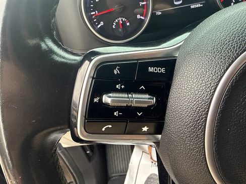 Used 2022 Kia Carnival LX FWD image 18