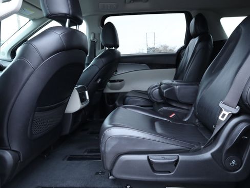 Used 2024 Kia Carnival LX image 16