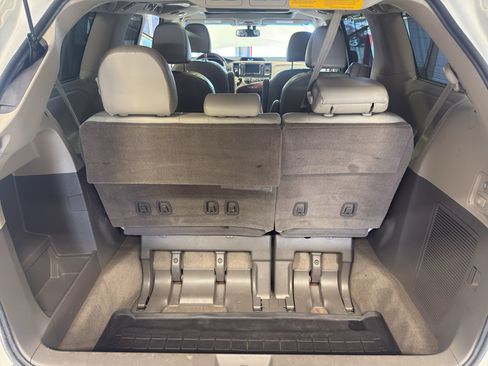 Used 2014 Toyota Sienna Limited w/ Limited Premium Package FWD image 29
