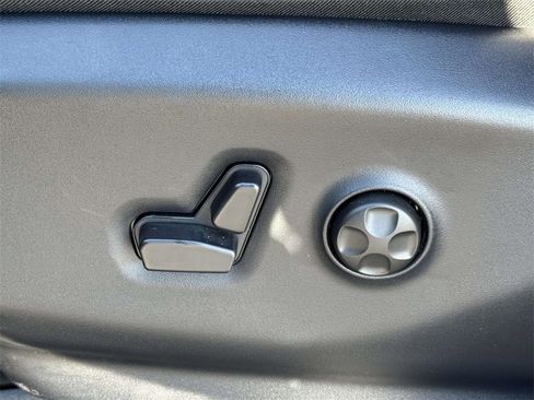 Used 2025 Chrysler Pacifica Select image 28