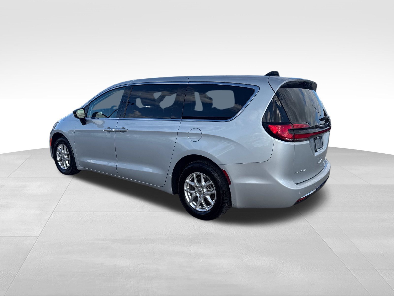 Used 2024 Chrysler Pacifica Touring-L FWD image 17