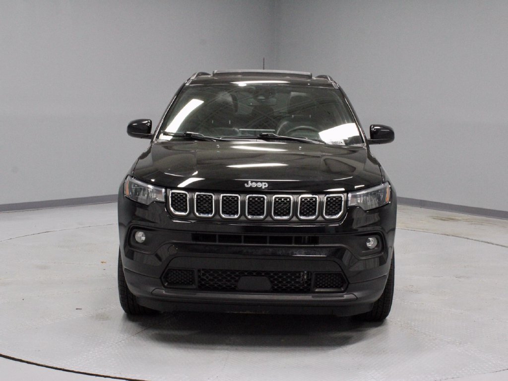 Used 2023 Jeep Compass Latitude w/ Sun and Sound Group AWD/4WD image 7