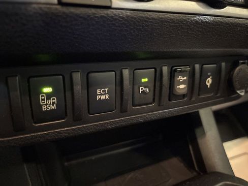 Used 2016 Toyota Tacoma Limited w/ Towing Package image 31