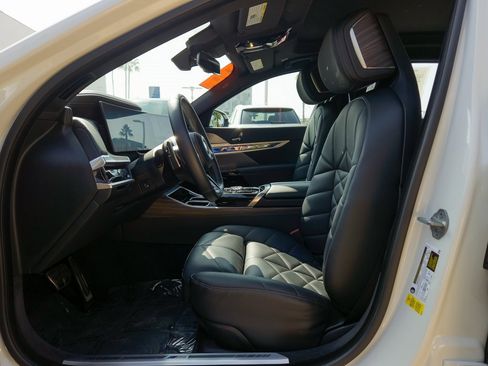 Used 2023 BMW 740i image 10