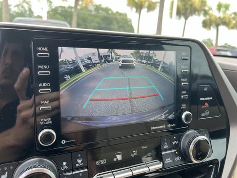 Used 2022 Toyota Highlander XLE FWD image 25