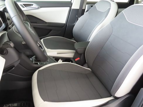 New 2025 Volkswagen Taos SE image 12