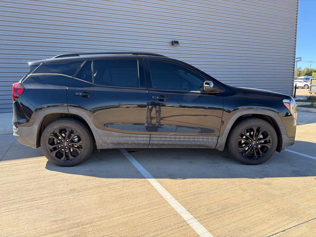 Used 2022 GMC Terrain SLT w/ Elevation Edition FWD image 2