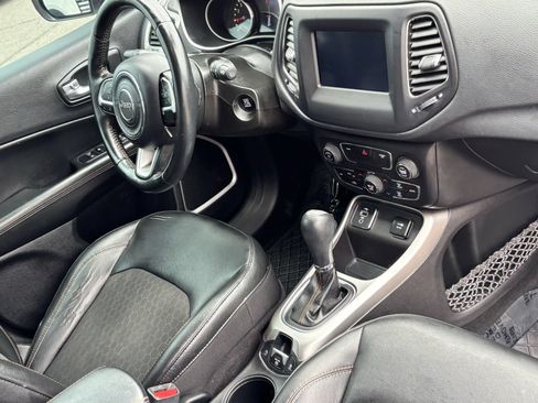 Used 2018 Jeep Compass Latitude w/ Popular Equipment Group FWD image 9