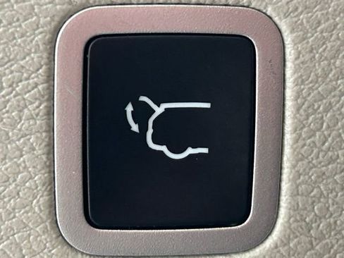 Used 2024 Chrysler Pacifica Touring-L image 13