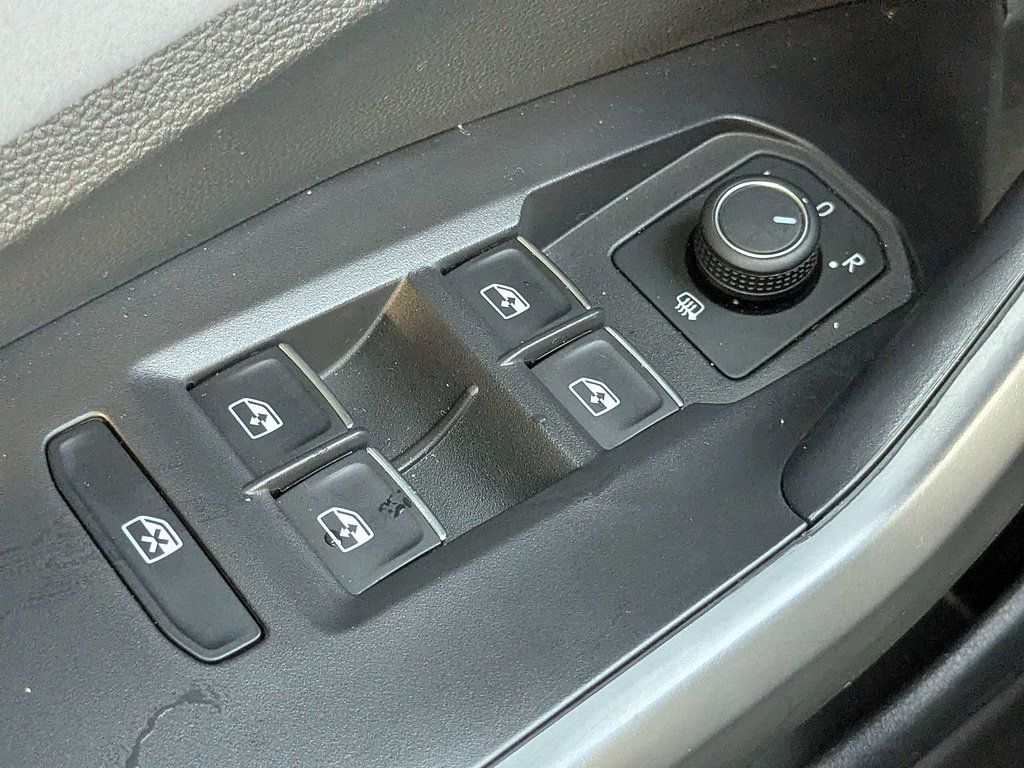 Used 2025 Volkswagen Jetta SE w/ Sunroof Package FWD image 23
