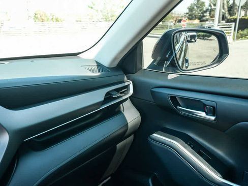 Used 2023 Toyota Highlander XLE image 24