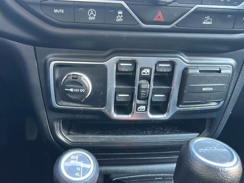 Used 2023 Jeep Gladiator Sport image 25