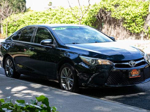 Used 2017 Toyota Camry SE FWD image 3