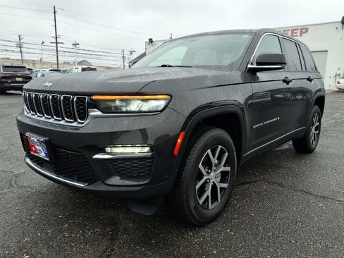 Used 2024 Jeep Grand Cherokee Limited w/ Luxury Tech Group II image 3