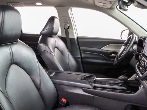 Used 2024 Toyota Grand Highlander XLE image 27