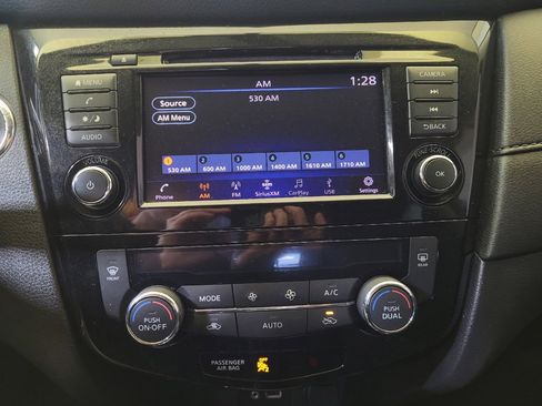 Used 2018 Nissan Rogue SV AWD/4WD image 25