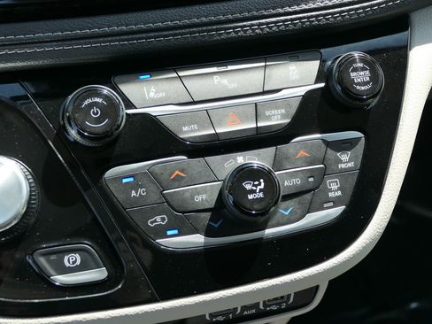 Used 2024 Chrysler Pacifica Limited FWD image 22