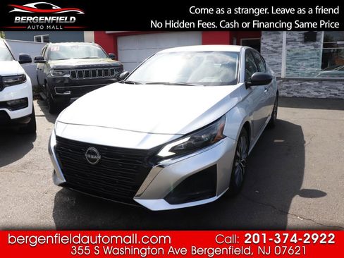Used 2024 Nissan Altima 2.5 SV image 1