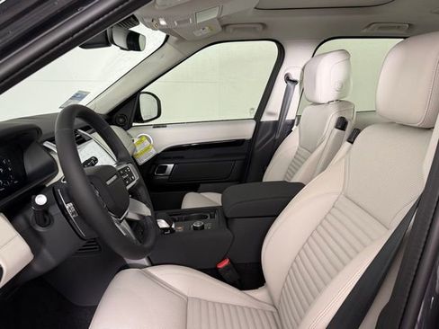 Used 2025 Land Rover Discovery S image 18
