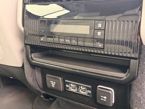 Used 2024 Jeep Wagoneer Series III w/ Premium Group I image 17