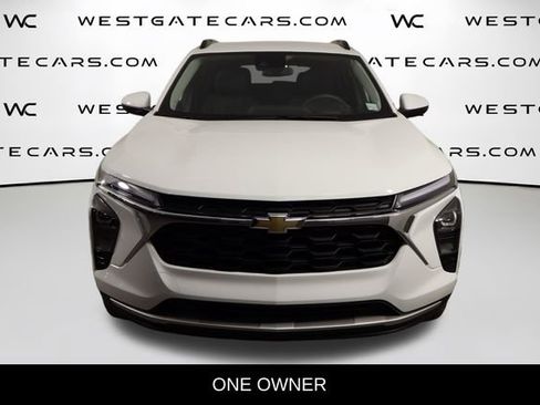 Used 2025 Chevrolet Trax LT FWD image 2