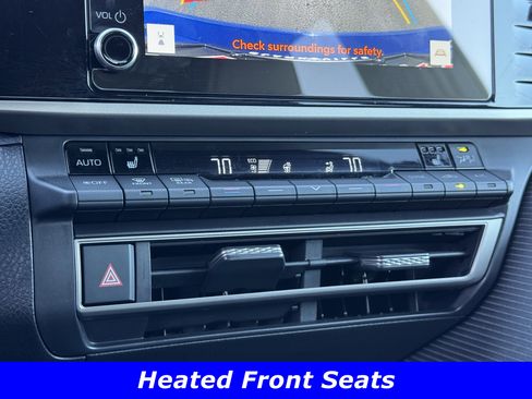 Used 2025 Toyota Camry SE w/ Convenience Package image 9