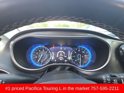 Used 2023 Chrysler Pacifica Touring-L FWD image 15