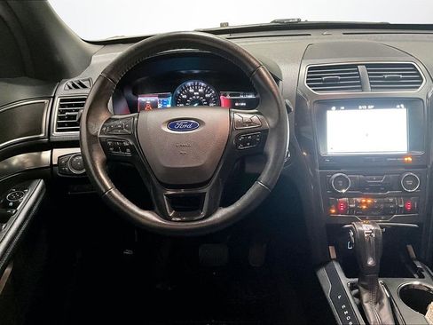 Used 2018 Ford Explorer XLT w/ XLT Appearance Package image 8