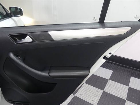 Used 2015 Volkswagen Jetta SE FWD image 27