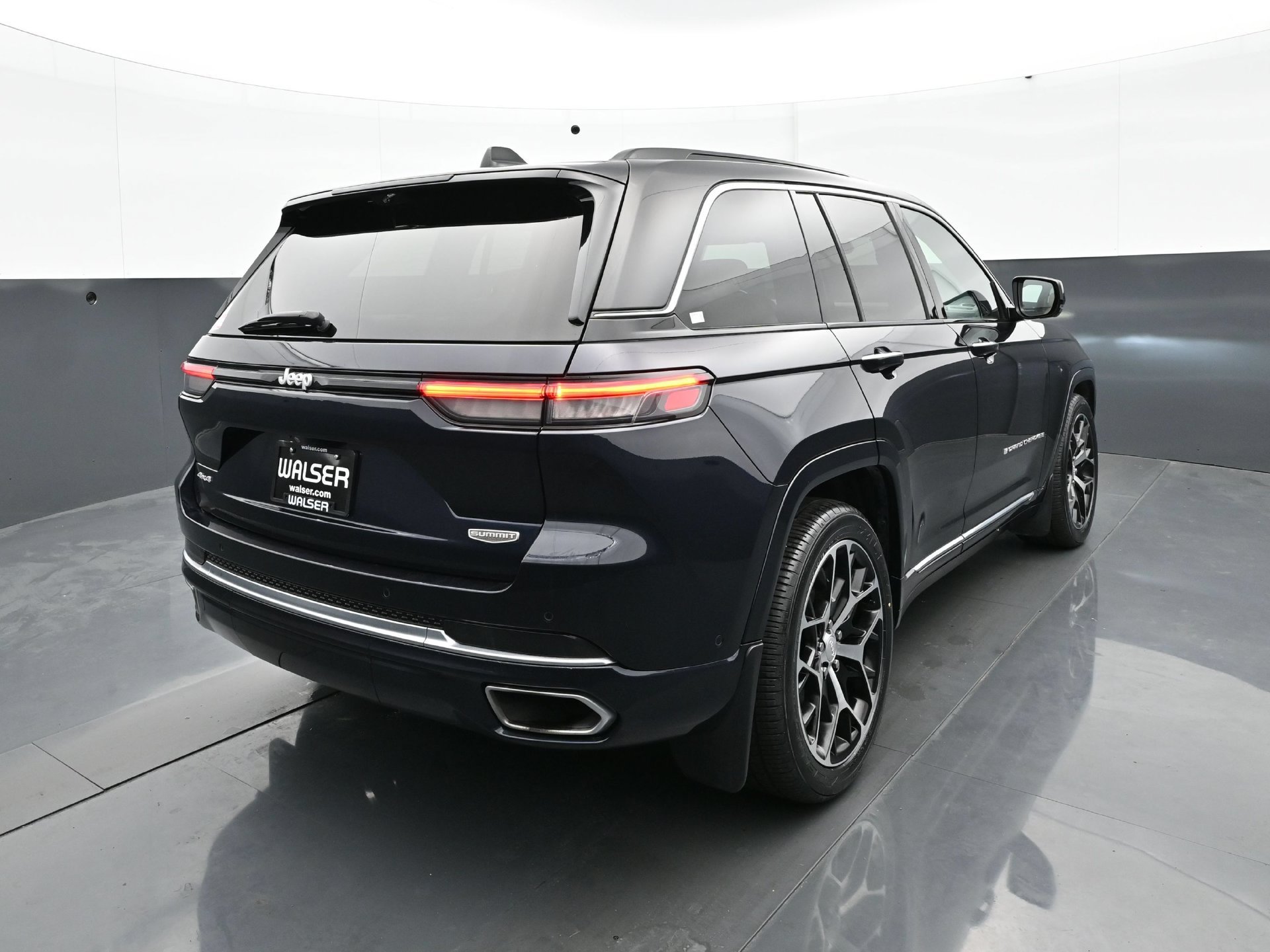 Used 2024 Jeep Grand Cherokee Summit AWD/4WD image 5