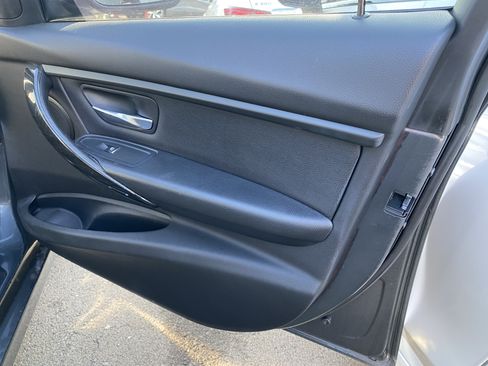 Used 2018 BMW 320i Sedan RWD image 25