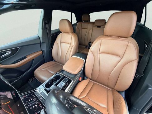 Used 2019 Audi Q8 Premium Plus w/ Premium Plus AWD/4WD image 17