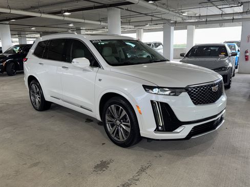 Used 2023 Cadillac XT6 Premium Luxury AWD/4WD image 2