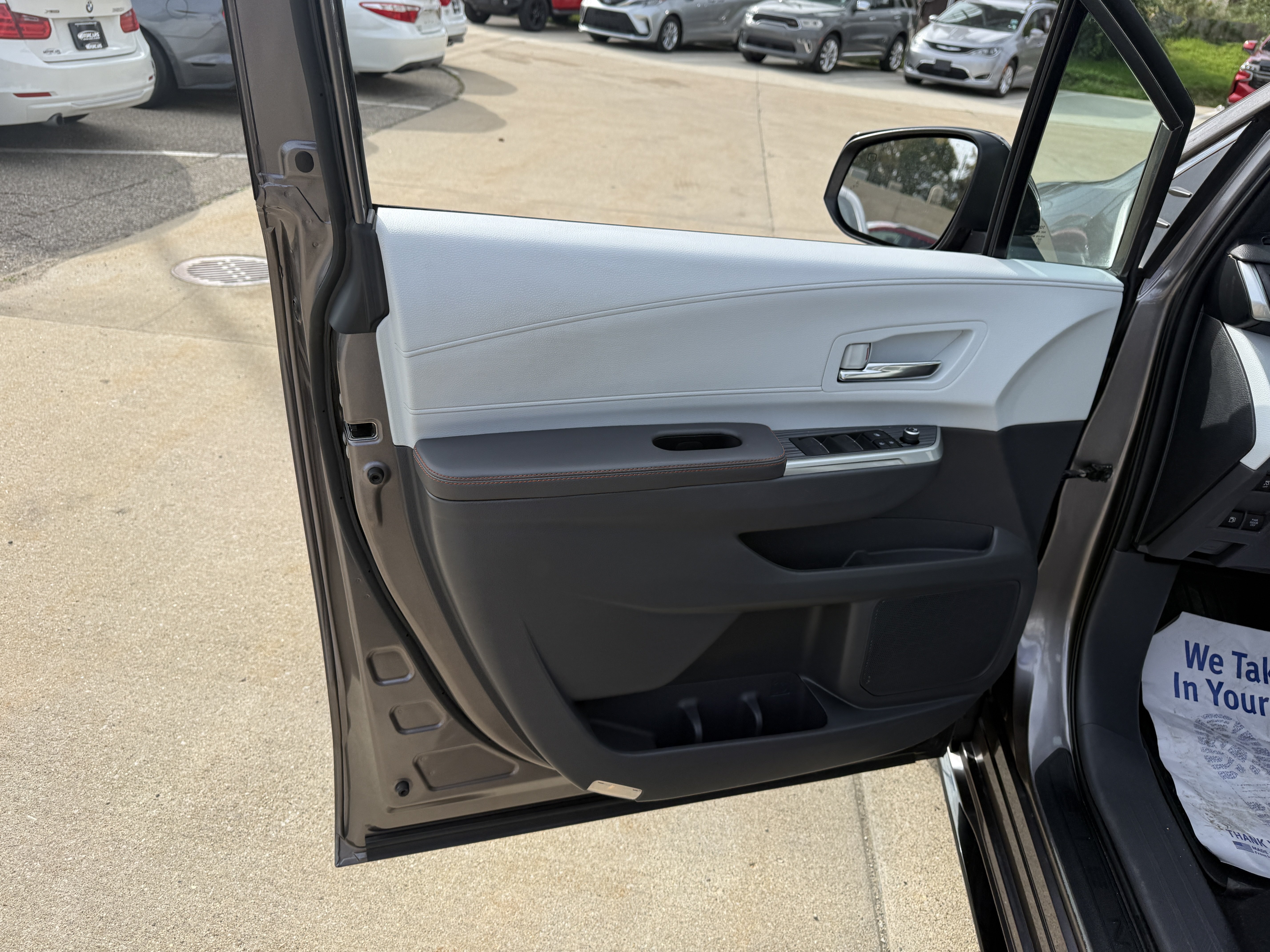 Used 2022 Toyota Sienna XSE AWD/4WD image 11