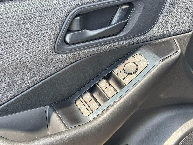 Used 2023 Nissan Rogue S AWD/4WD image 18