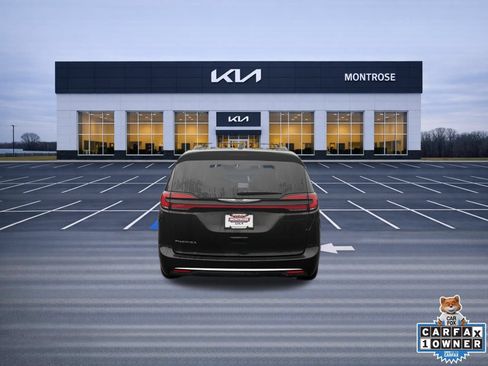 Used 2022 Chrysler Pacifica Touring-L FWD image 7