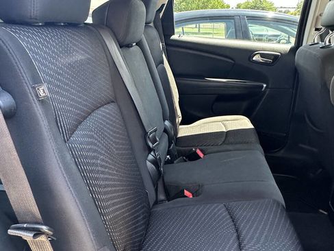 Used 2017 Dodge Journey SE w/ Flexible Seating Group image 12