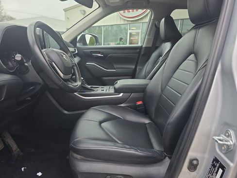 Used 2022 Toyota Highlander XLE AWD/4WD image 9