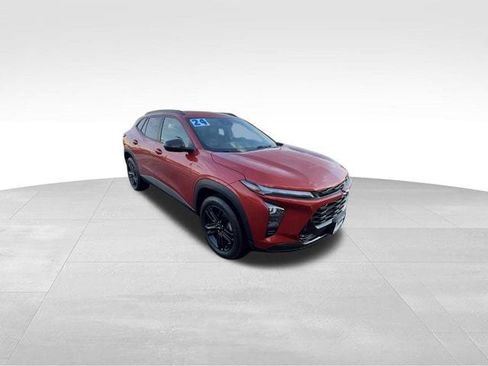 Used 2024 Chevrolet Trax ACTIV w/ Driver Confidence Package FWD image 2