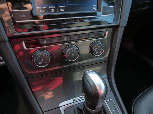 Used 2018 Volkswagen Golf Alltrack S image 23