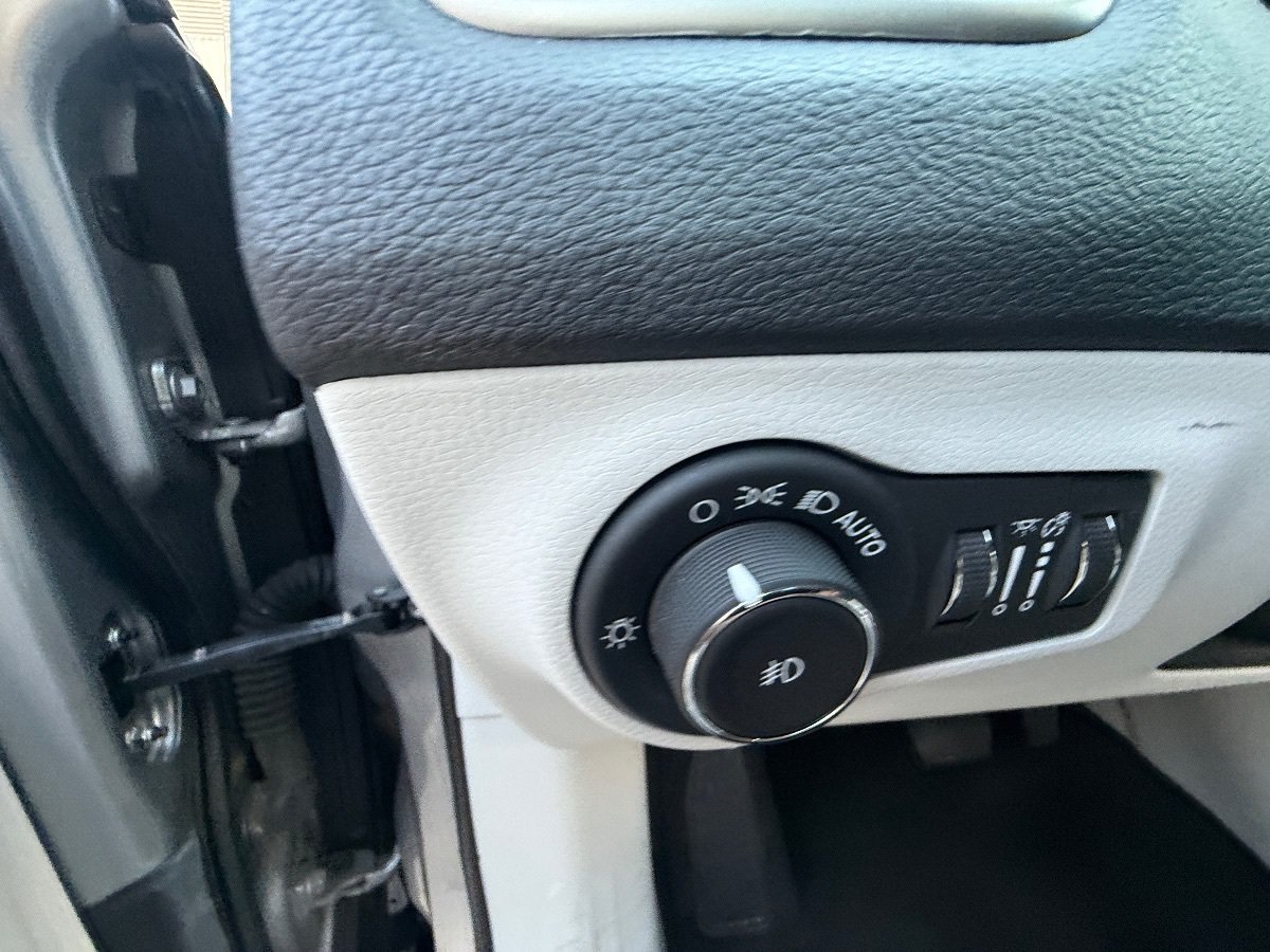 Used 2019 Jeep Compass Latitude FWD image 22
