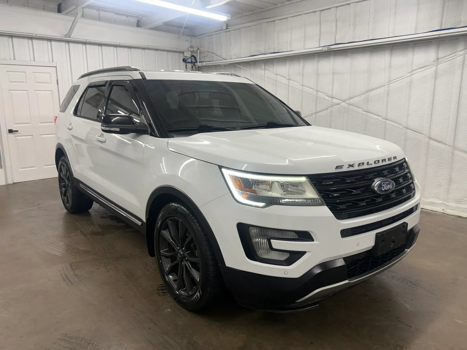 Used 2017 Ford Explorer XLT w/ Equipment Group 202A FWD image 2