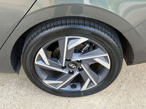 Used 2025 Hyundai Elantra SEL image 32
