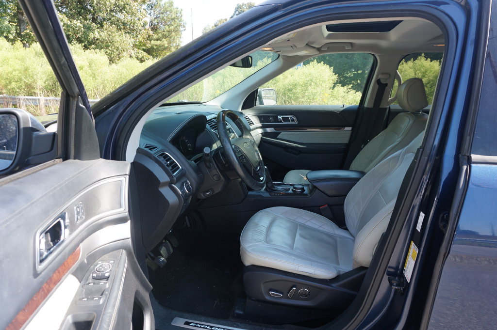Used 2017 Ford Explorer Platinum AWD/4WD image 2