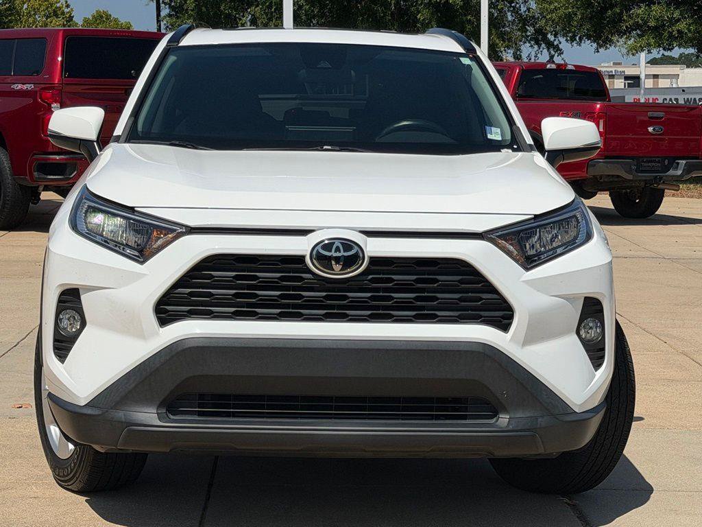 Used 2021 Toyota RAV4 XLE w/ Convenience Package FWD image 2