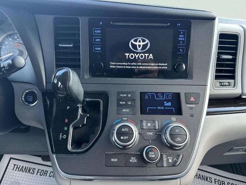 Used 2015 Toyota Sienna XLE FWD image 27